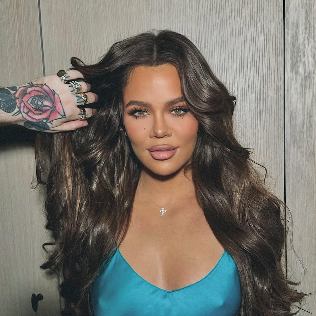 🤎🩵 Opting out of wearing a nipple bra 🫣🩵🤎 Choosing to forgo the use of a nipple cover  Source : Instagram @khloekardashian